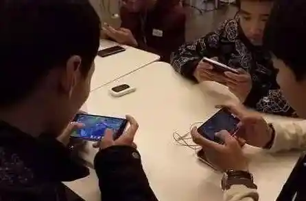 还在找一款能组队开黑的策略手游？王者荣耀国际服》你玩了吗？