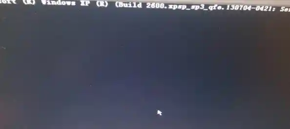 电脑屏幕突然黑屏，桌面无法显示该如何快速排查并解决故障？