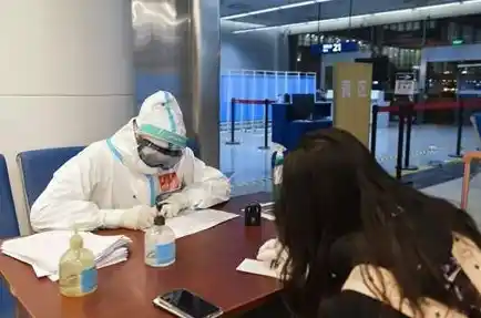 西安一男子“请求隔离”却无人回应，导致一家6口全部确诊，目前情况如何？，西安1工作人员确诊